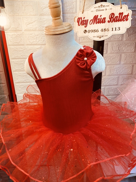 Váy múa lệch vai nhũ sao đỏ