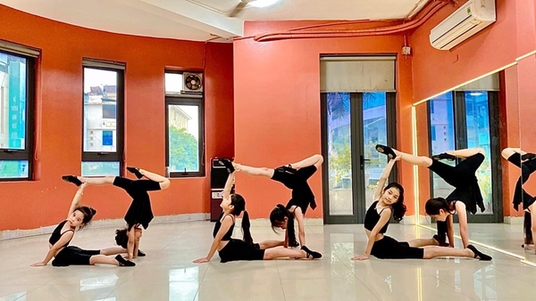 Bộ nhảy lệch vai, quần tà voan lụa