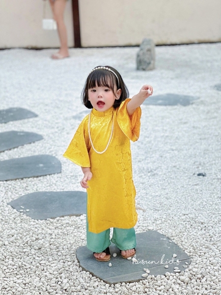 Bộ áo dài gấm kèm vòng bờm