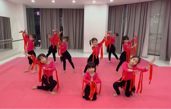 Bộ tập nơ liền đũng quần tà dài