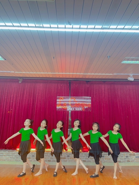 Bộ tập tay ngắn, quần tà vạt