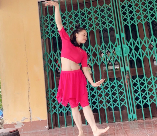 Bộ nhảy lệch vai, quần tà voan lụa