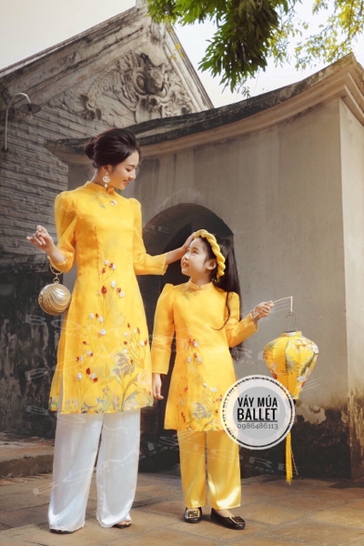 Bộ áo dài voan thêu hoa vàng