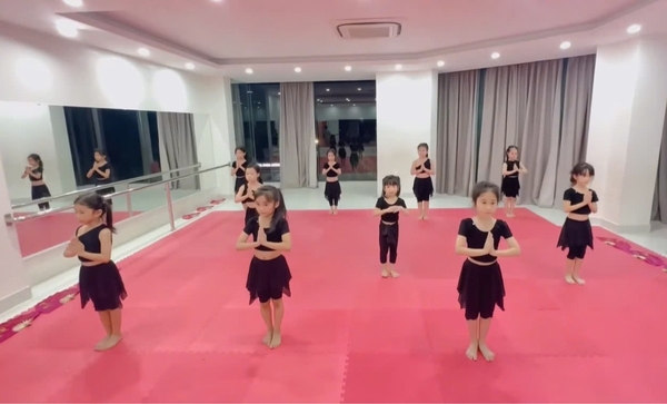 Bộ tập tay ngắn, quần tà vạt