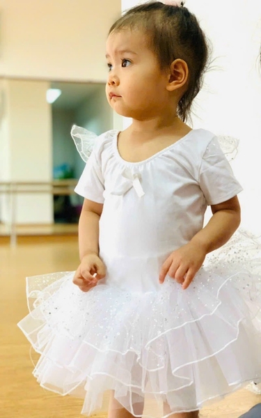 Váy múa tiên tay ngắn von lấp lánh trắng