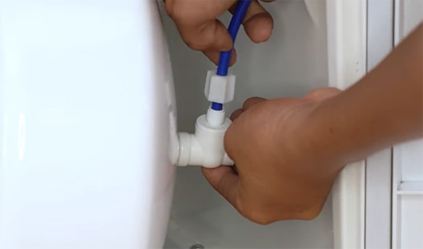 Khóa van bình áp, rút dây cấp nước và mang bình áp ra ngoài