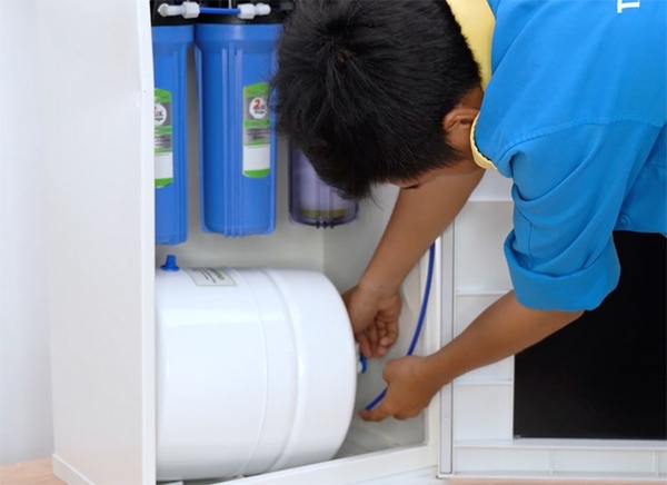 Lắp bình áp vào lại máy lọc nước