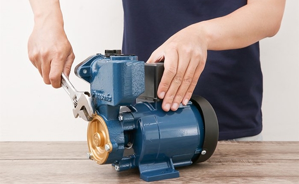 Máy bơm nước bị yếu hoặc hư hỏng