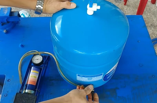 Máy lọc nước không có nước vào bình áp do bình hết khí nén