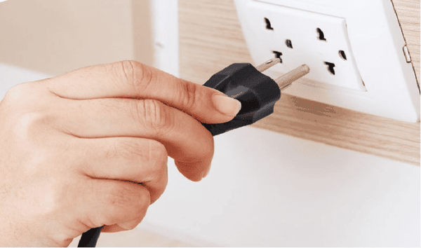 Ngắt nguồn điện và khóa van cấp nước.