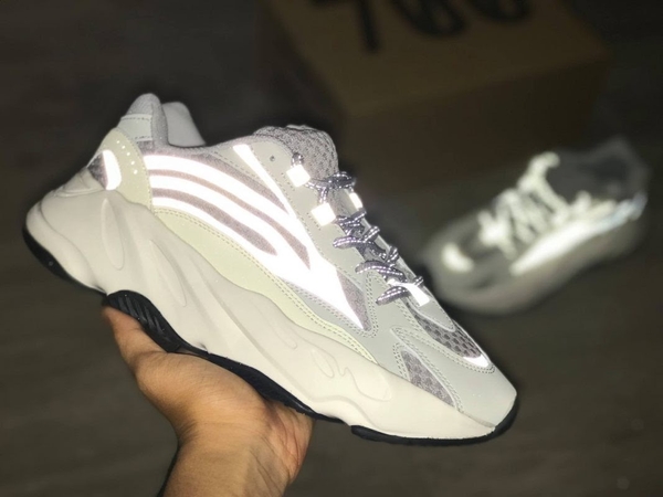 Cách nhận biết giày Yeezy 700 rep 1:1 không nên bỏ qua