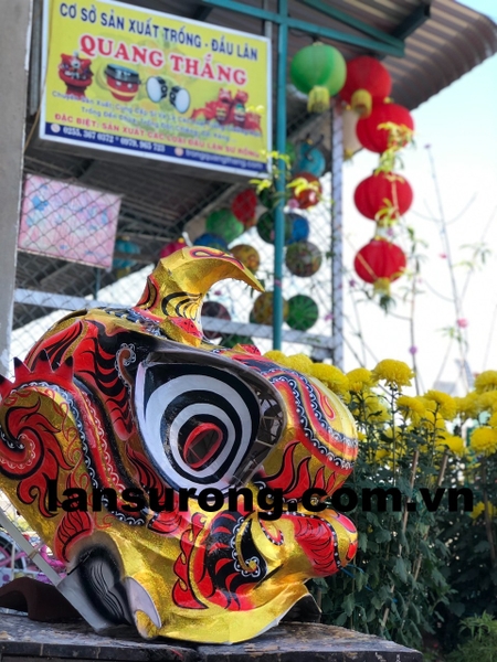 Đầu lân mengkok màu đỏ lông cừu