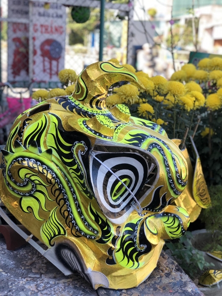 Lân Mengkok màu vàng- mẫu lân mới