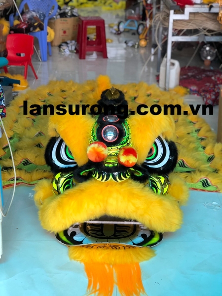 Đầu lân mengkok màu vàng
