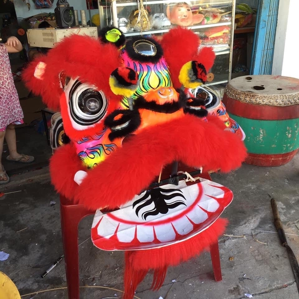 Đầu lân miệng dảnh màu đỏ