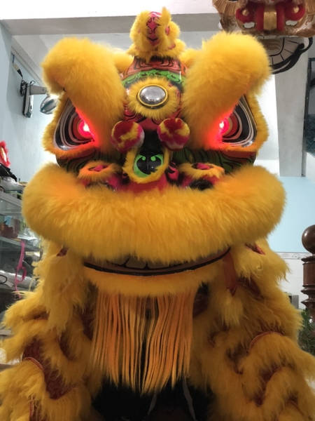 Đầu lân mengkok màu đỏ lông cừu