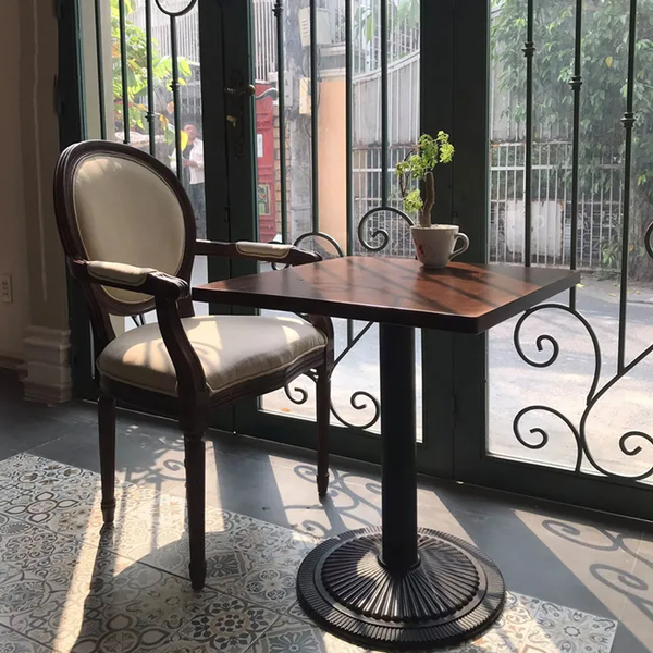 Ảnh thực tế ghế louis tay vịn tại quán cafe của khách hàng
