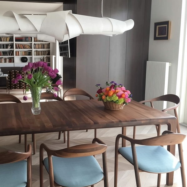 Bàn ăn gỗ neva bằng gỗ óc chó trong căn hộ khách vinhomes