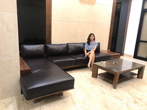 Bộ bàn ghế gỗ tạo không gian ấm cúng trong nhà