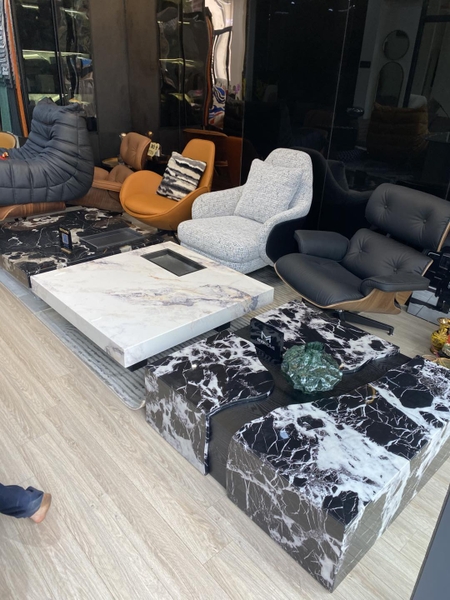 Bàn trà titan hiện đại trong không gian phòng khách
