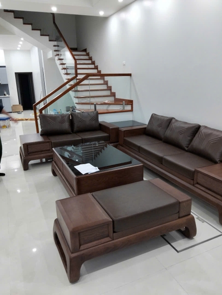 Bàn giao cho khách bộ bàn ghế gỗ cả chục triệu