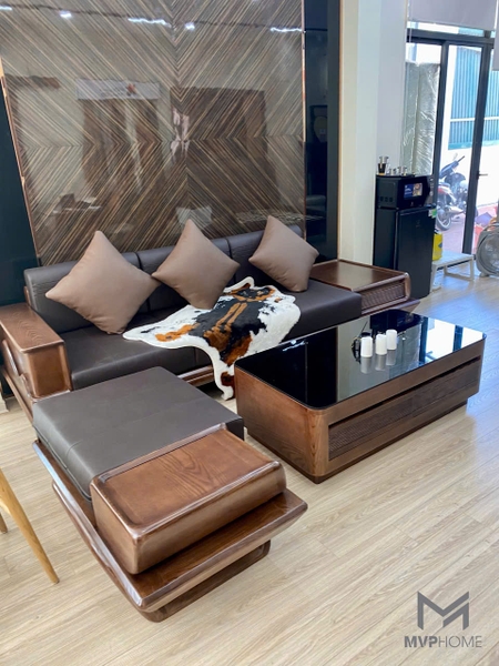 làm sao để bộ bàn ghế gỗ không bị "lạc lõng" giữa các yếu tố trang trí hiện đại?