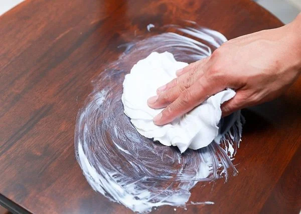Dụng cụ và sản phẩm làm sạch bộ bàn ghế gỗ đã được chuẩn bị sẵn sàng