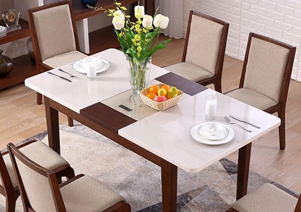 Bình hoa trang trí trên bàn ghế gỗ tạo không gian tươi mới