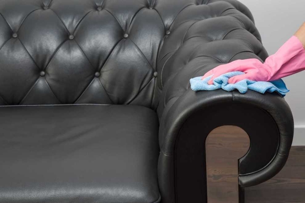 Bước 4: Vệ sinh các vật dụng khác trên ghế sofa