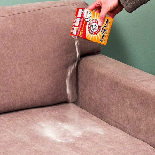 Làm sạch sofa da bằng baking soda