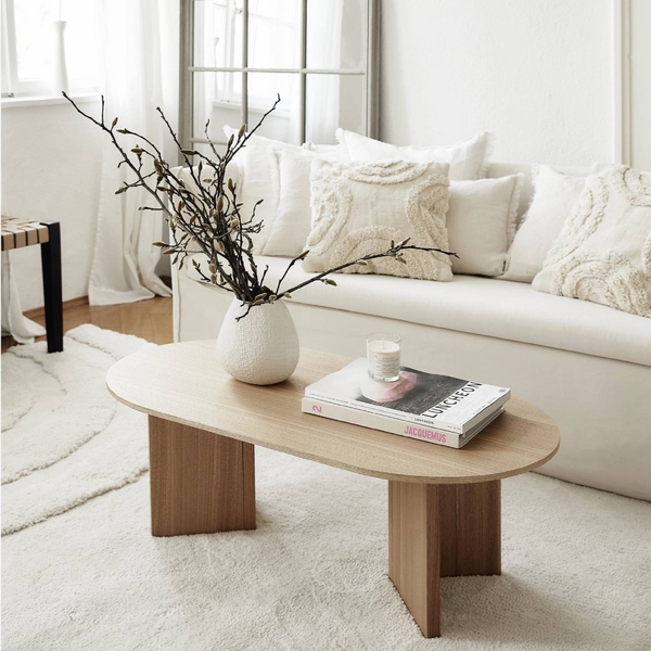 Bàn trà gỗ sồi kết hợp sofa trắng và tranh nghệ thuật