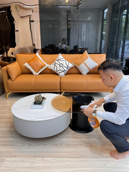 Phòng khách nhỏ với bàn trà mặt đá sang trọng