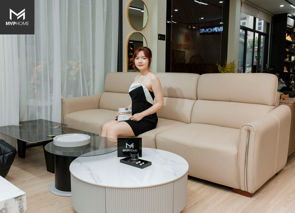 Không gian phòng khách chung cư 15m2 được bố trí nội thất thông minh, sử dụng bàn trà nhỏ gọn từ MVP HOME