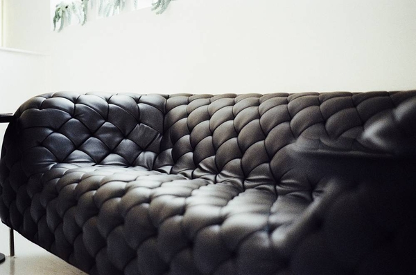 sofa da bóng đẹp sau khi được tân trang bằng dầu dưỡng