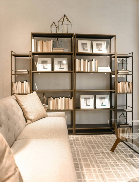 Góc đọc sách đẹp với sofa thư giãn và kệ sách
