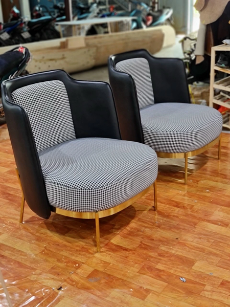 Thiết kế chân mạ vàng tinh tế của Sofa đơn Elegant Chair