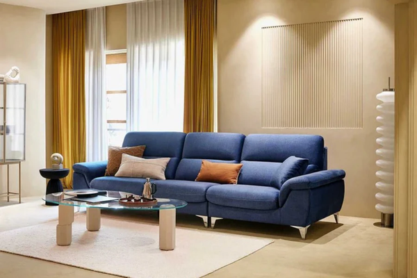  Sofa màu xanh navy kết hợp đệm trang trí màu kem tạo điểm nhấn sang trọng