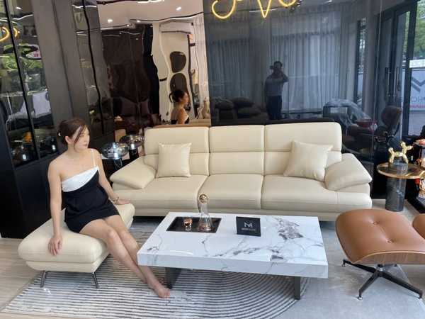 Sofa văng da Milan trong phòng khách hiện đại, tạo nên không gian sống sang trọng