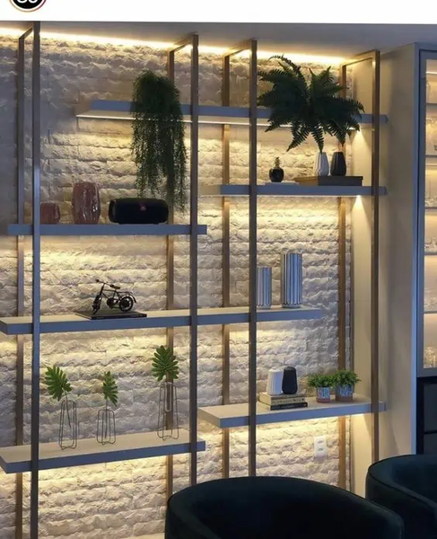 Kệ trang trí nội thất với đèn LED giấu phía sau và cây xanh tạo điểm nhấn ánh sáng sinh động