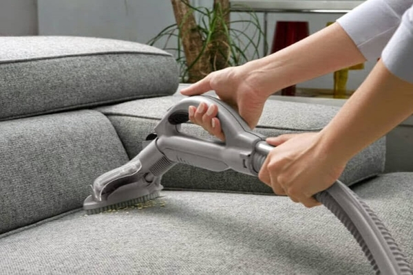 Vệ sinh sofa da bằng máy hút bụi
