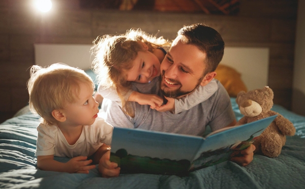 ba mẹ đọc sách cho bé trước giờ đi ngủ