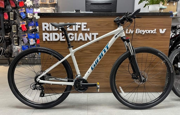 Xe đạp thể thao Giant ATX 810 2025 | Bike2School - Hệ thống bán lẻ
