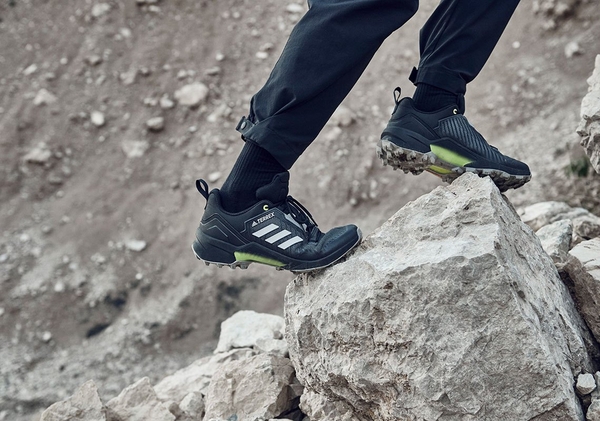 Adidas Terrex Swift R3 với thiết kế leo núi chuyên dụng
