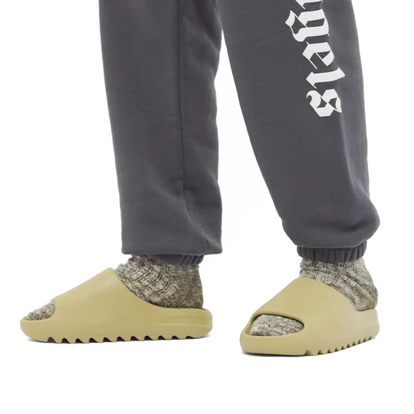 Yeezy Slides On Girls Yeezy Slides Yeezy Outfits Girl Yeezy Slides