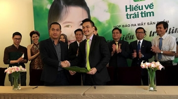 Diễn viên Chi Bảo bán gạo gây quỹ giúp trẻ em nghèo đến trường
