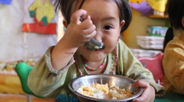 Chung tay Nuôi Em – Bữa cơm níu chân trẻ tới trường
