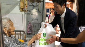 Hiểu về trái tim cùng Mì Nissin 365 đến thăm các cụ già neo đơn
