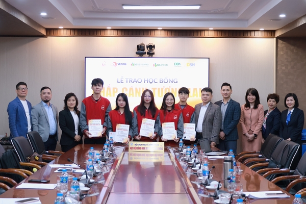 VECOM trao học bổng cho sinh viên Học viện Công nghệ Bưu chính Viễn thông