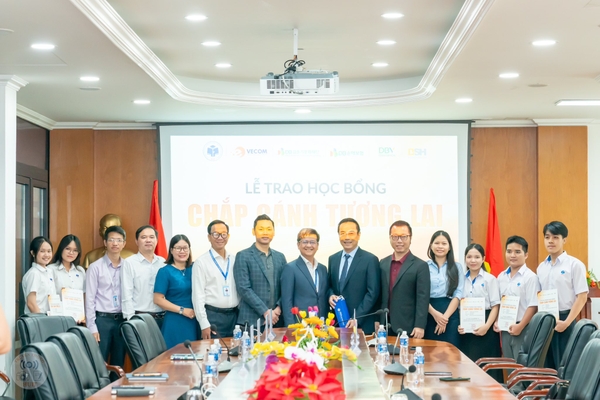 VECOM trao học bổng cho sinh viên Trường Đại học Công Thương TP. HCM