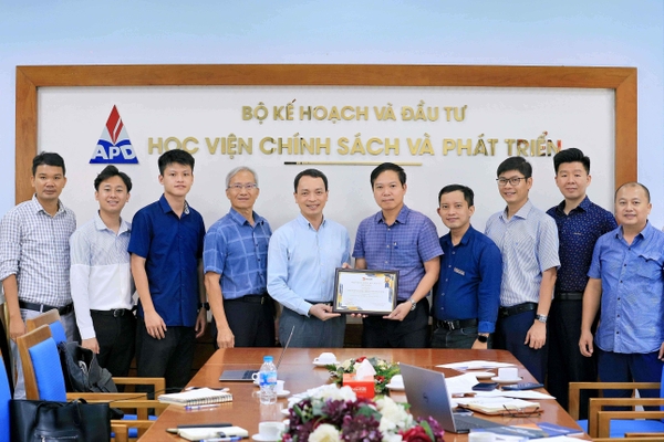 Hiệp hội Thương mại điện tử Việt Nam (VECOM) trao đổi hợp tác tại Học viện Chính sách và Phát triển